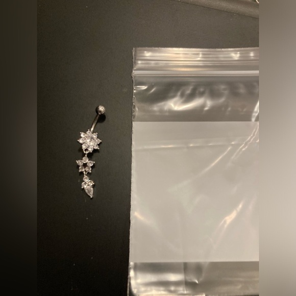 Belly Button ring , dangle style with flowers. New in bag. Super adorable 🥰 - Picture 2 of 3